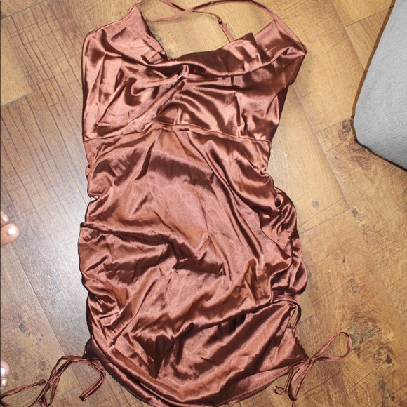 satin drawstring crisscross back dress - Picture 3 of 8